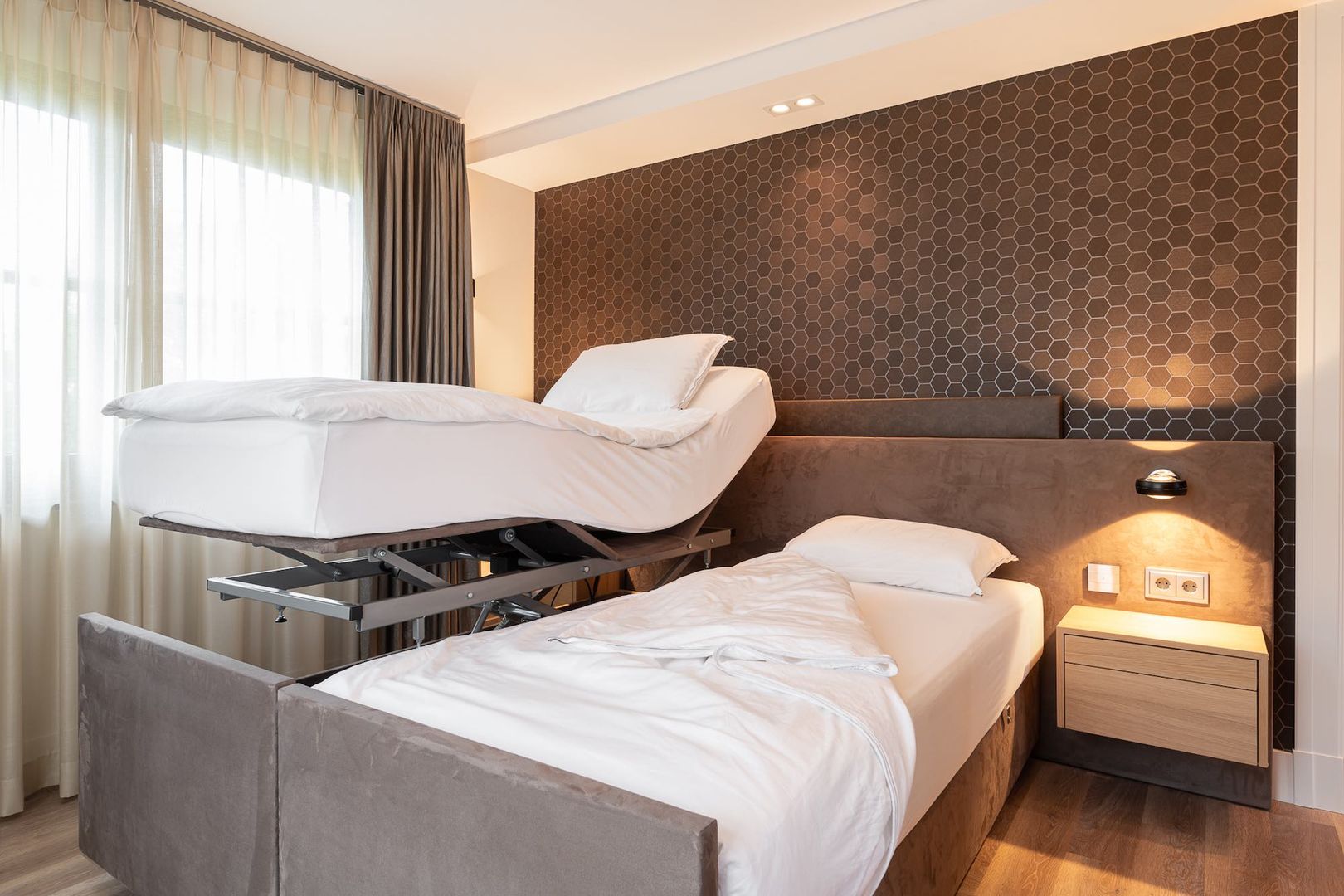 Grote slaapkamer met inloopkast, De Suite De Suite Modern Yatak Odası Yataklar & Yatak Başları