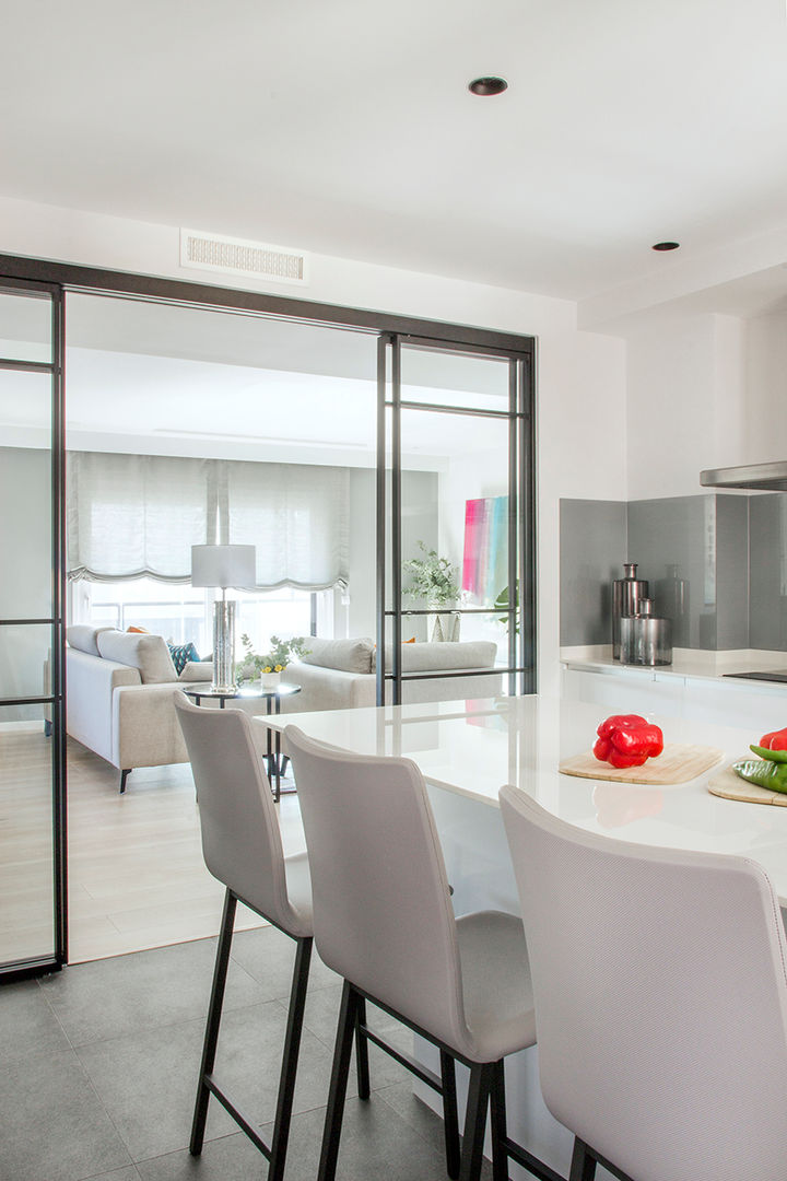 Reforma y Amueblamiento en vivienda piso en zona La Paz II homify Cocinas de estilo moderno cocina, cocina abierta, puertas correderas, puerta a medida, isla, blanco, encimera blanca, cocina blanca