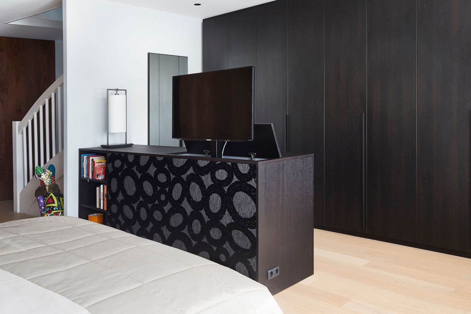 Grote moderne slaapkamer, De Suite De Suite Modern style bedroom Wardrobes & closets