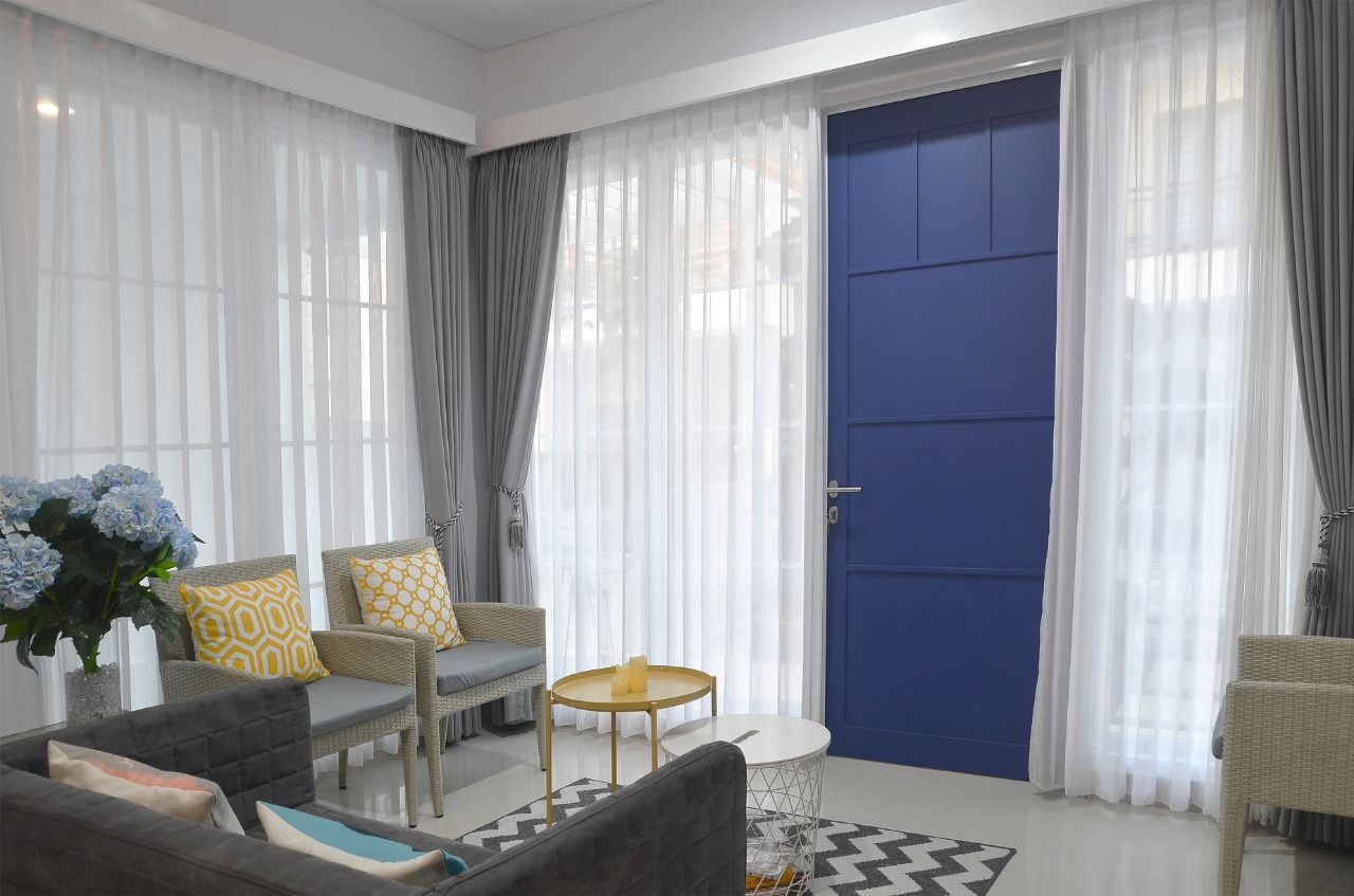 White House With The Blue Door, Putri Bali Design (PBD) Putri Bali Design (PBD) Front doors Wood Wood effect