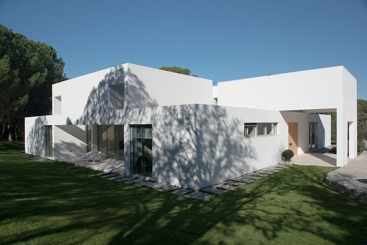 Fachada y jardín Otto Medem Arquitecto vanguardista en Madrid Casas unifamiliares