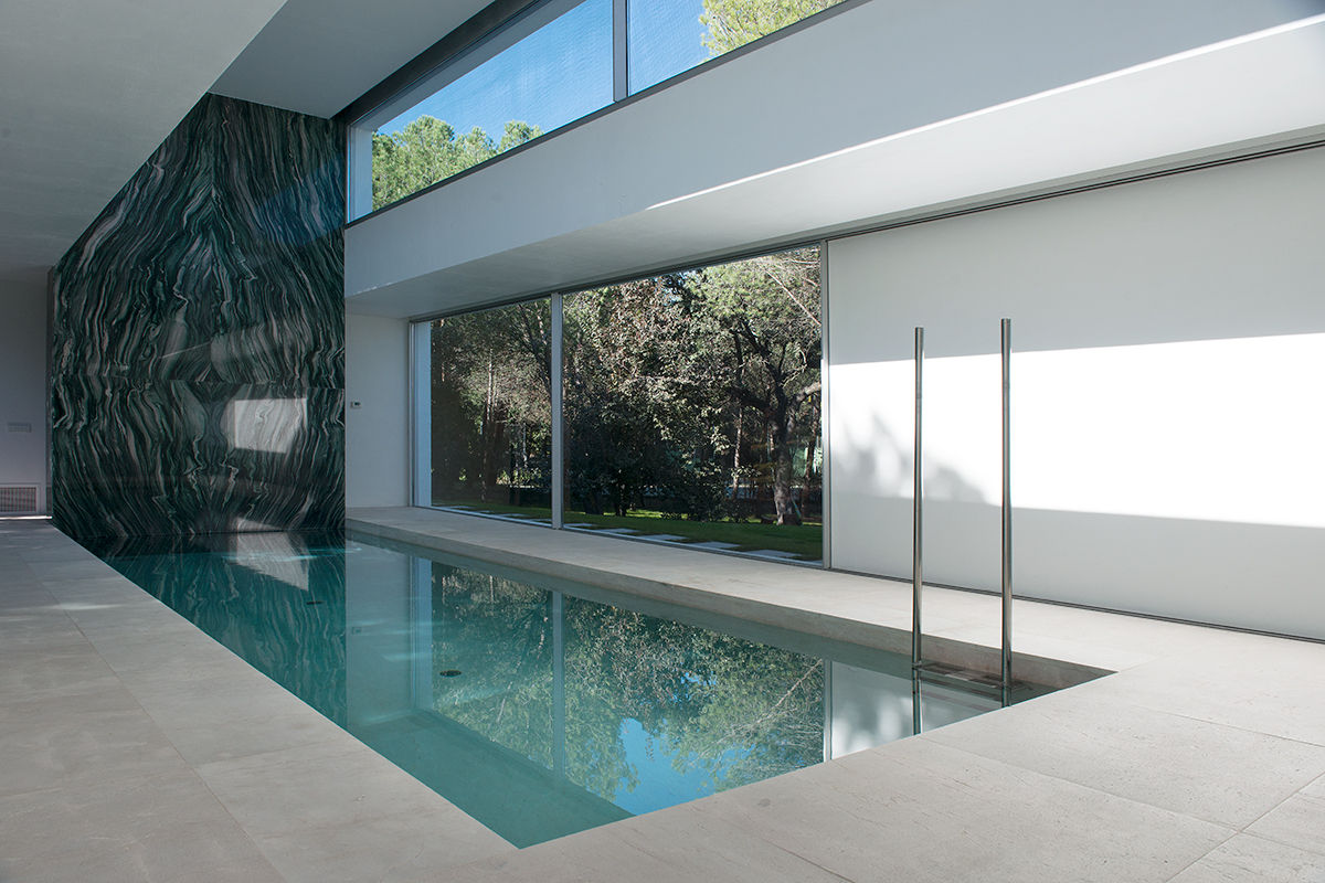 Vivienda Unifamiliar Aislada con Piscina en Madrid, Otto Medem Arquitecto vanguardista en Madrid Otto Medem Arquitecto vanguardista en Madrid Hồ bơi trong vườn