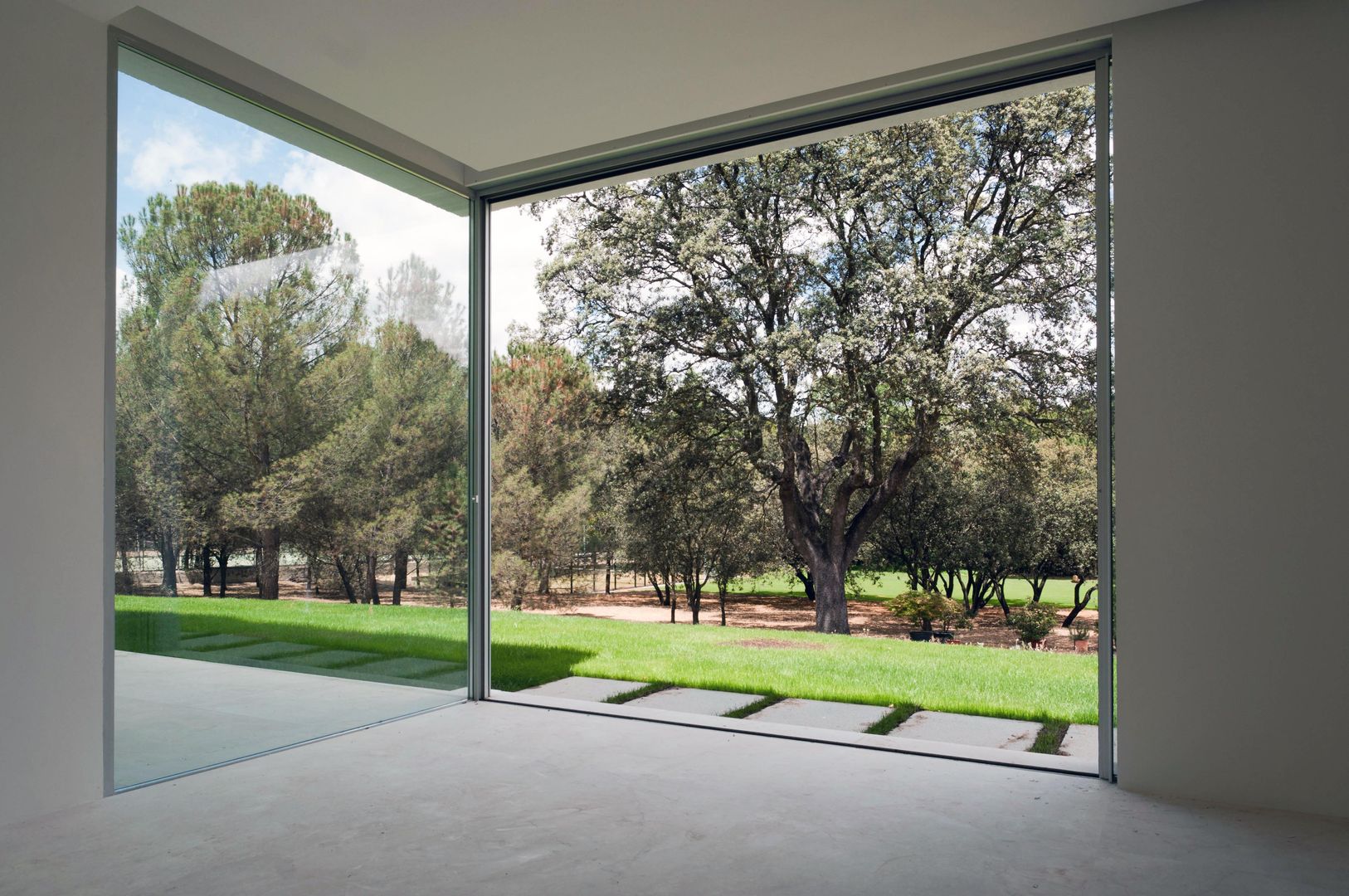 Vivienda Unifamiliar Aislada con Piscina en Madrid, Otto Medem Arquitecto vanguardista en Madrid Otto Medem Arquitecto vanguardista en Madrid Śródziemnomorski salon