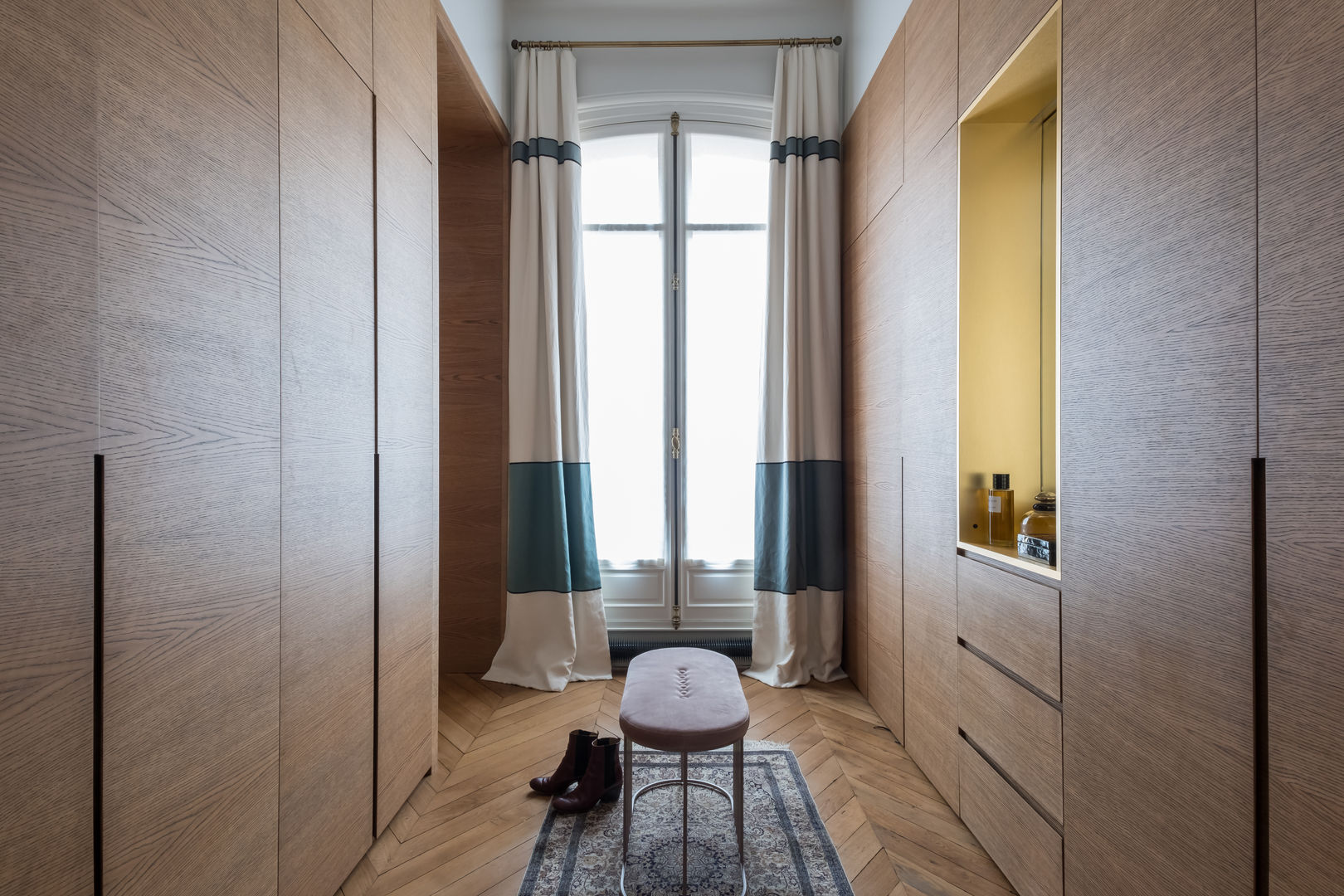 Appartement Haussmannien à 2 pas des Invalides, 75007, KERMAREC KERMAREC Classic style dressing room Wood Wood effect