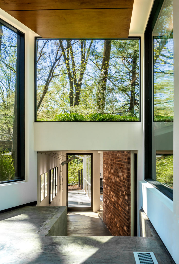 Dual Modern, KUBE architecture KUBE architecture Modern Corridor, Hallway and Staircase Modern, Midcentury Modern, Addition, Renovation, Open, Windows, Metal Roof, Concrete wall, Green Roof, Steel, Gallery, Art Gallery, Interior Brick