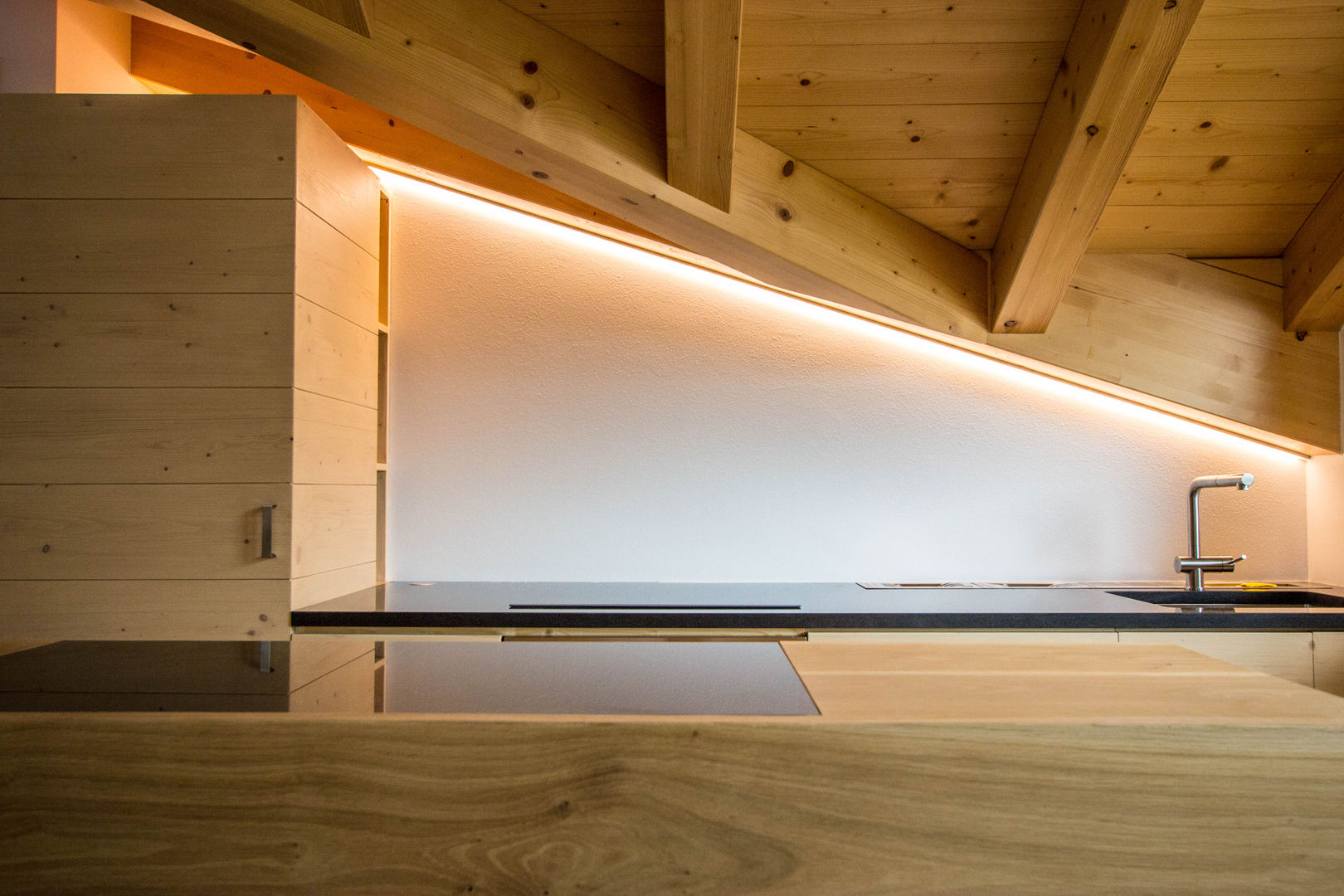 Nuovo Impianto di illuminazione domestico a LED per casa in montagna, Monico Impianti Monico Impianti Einbauküche Holz Holznachbildung