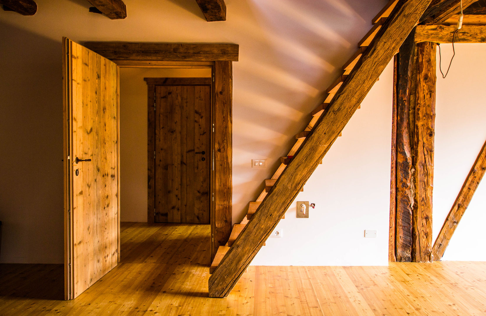 Ristrutturazione fienile sulle Dolomiti - impianto elettrico e riscaldamenti a pannelli radianti, Monico Impianti Monico Impianti Country style living room Wood Wood effect