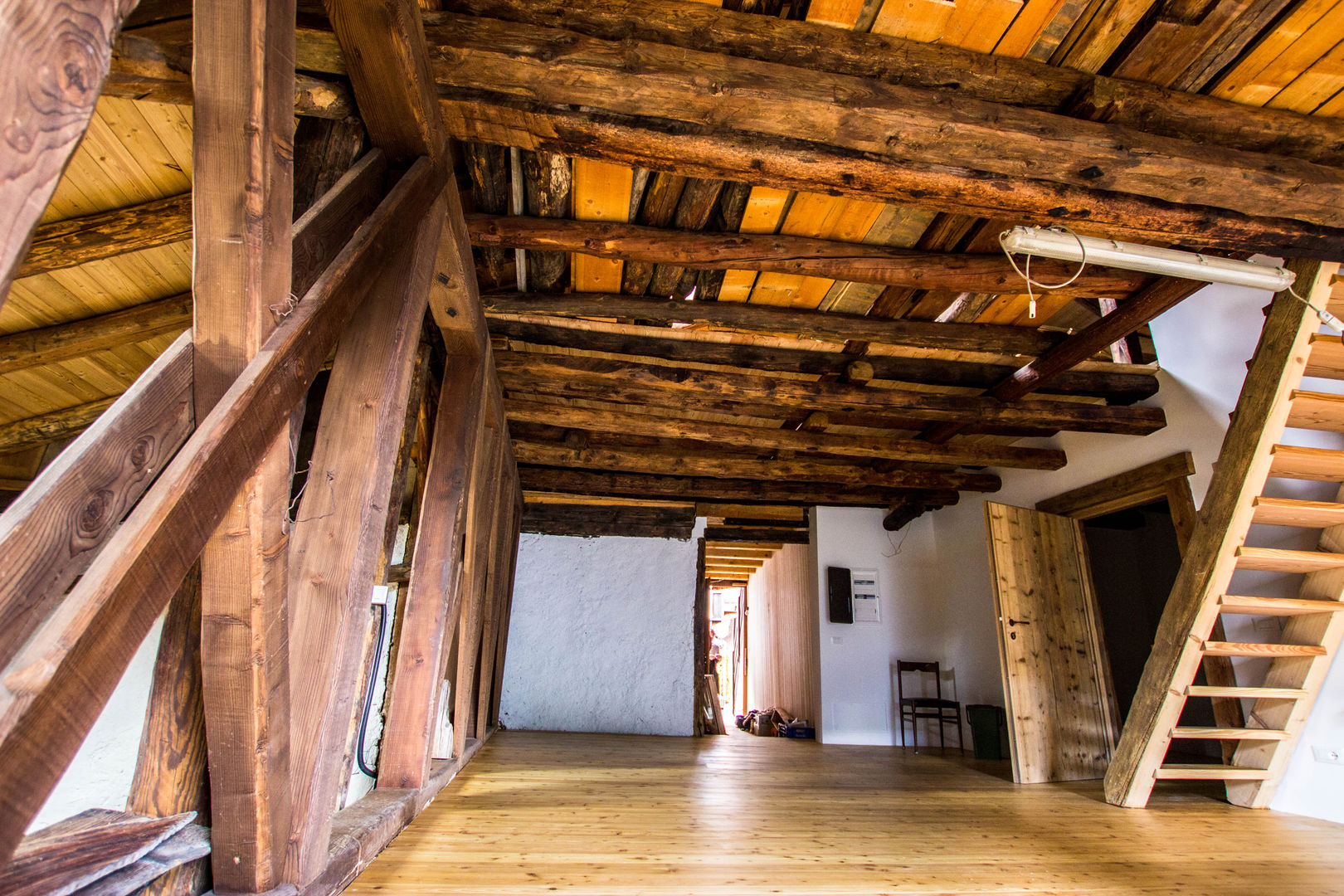 Ristrutturazione fienile sulle Dolomiti - impianto elettrico e riscaldamenti a pannelli radianti, Monico Impianti Monico Impianti Country style dining room Wood Wood effect