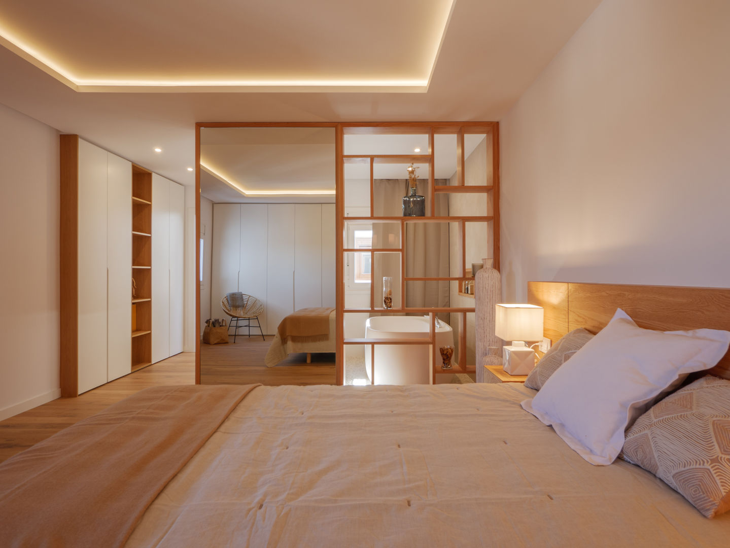 Atico mirando al Oeste, CORREA + ESTEVEZ ARQUITECTURA CORREA + ESTEVEZ ARQUITECTURA Modern style bedroom Solid Wood Multicolored