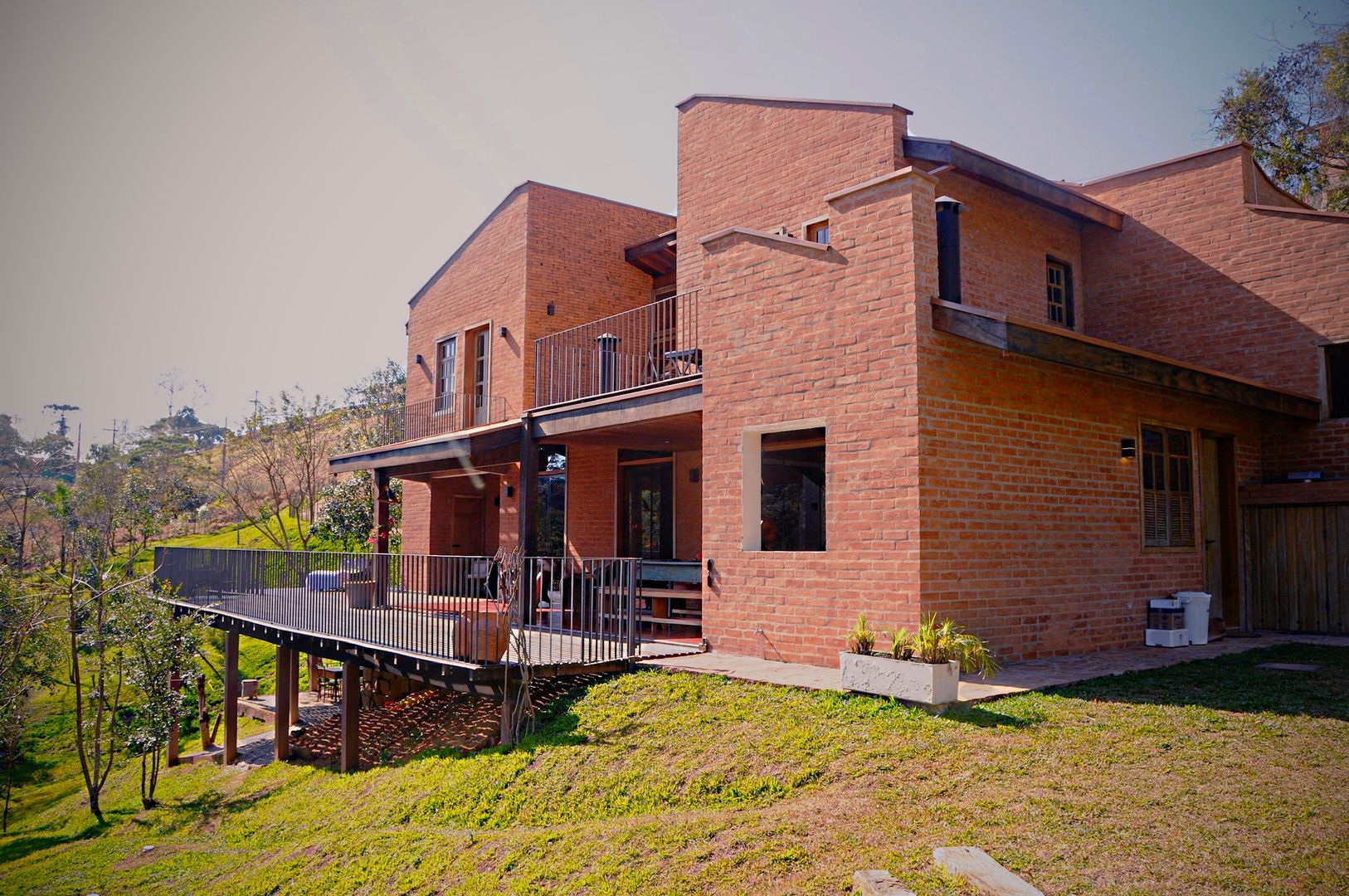 FACHADA POSTERIOR Mazorra Studio Casas do campo e fazendas Tijolo