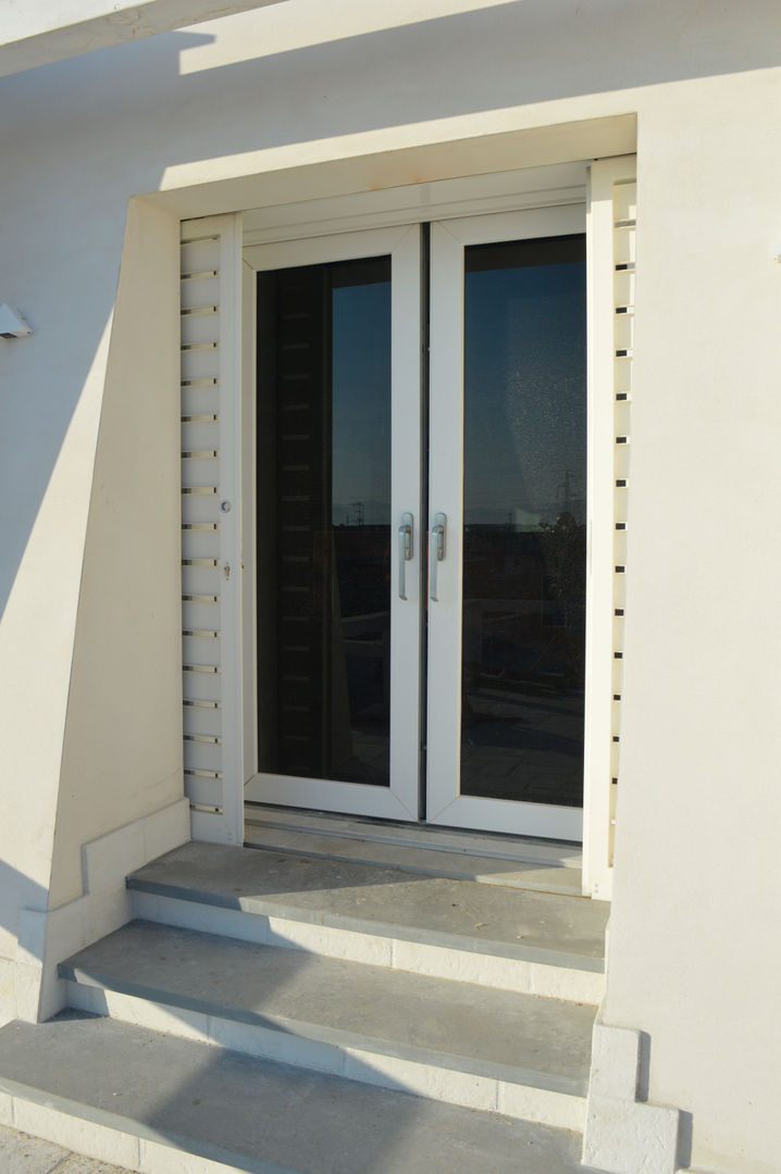 Porta finestra in pvc Schuco, Modoal Modoal Puertas y ventanas de estilo moderno Compuestos de madera y plástico