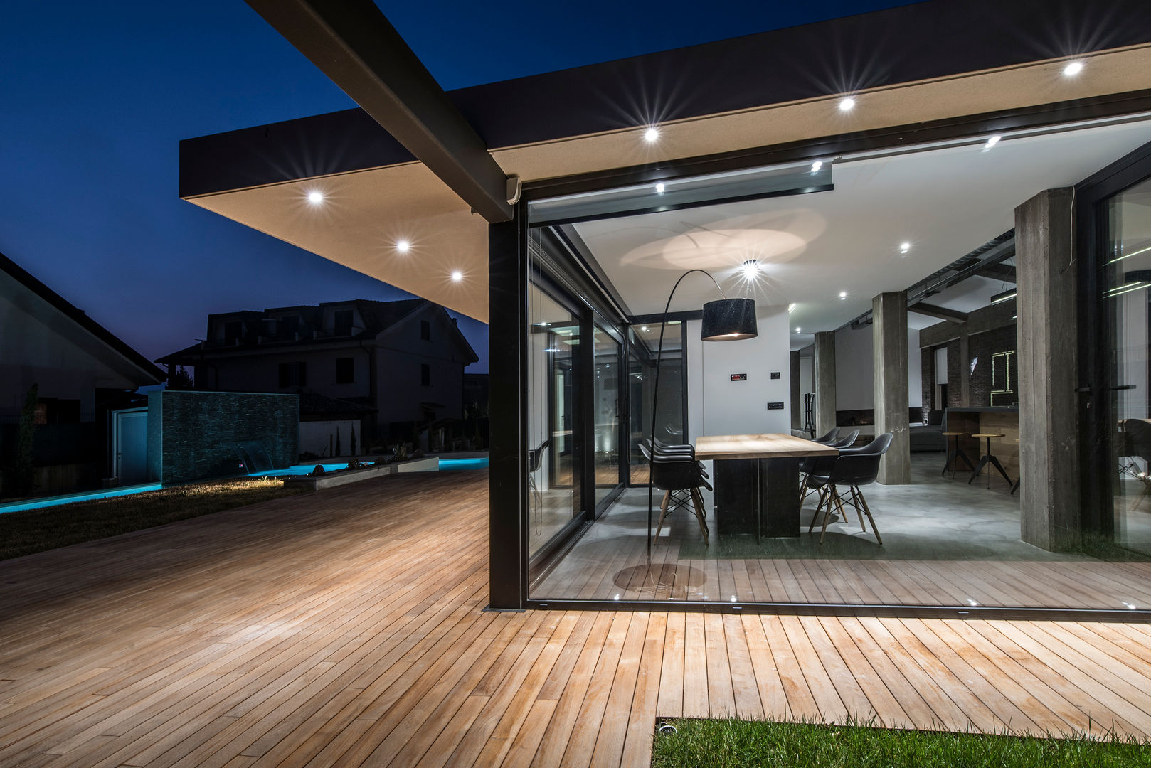 Villa con serramenti in alluminio Schuco, Modoal Modoal Puertas y ventanas modernas Aluminio/Cinc Ventanas