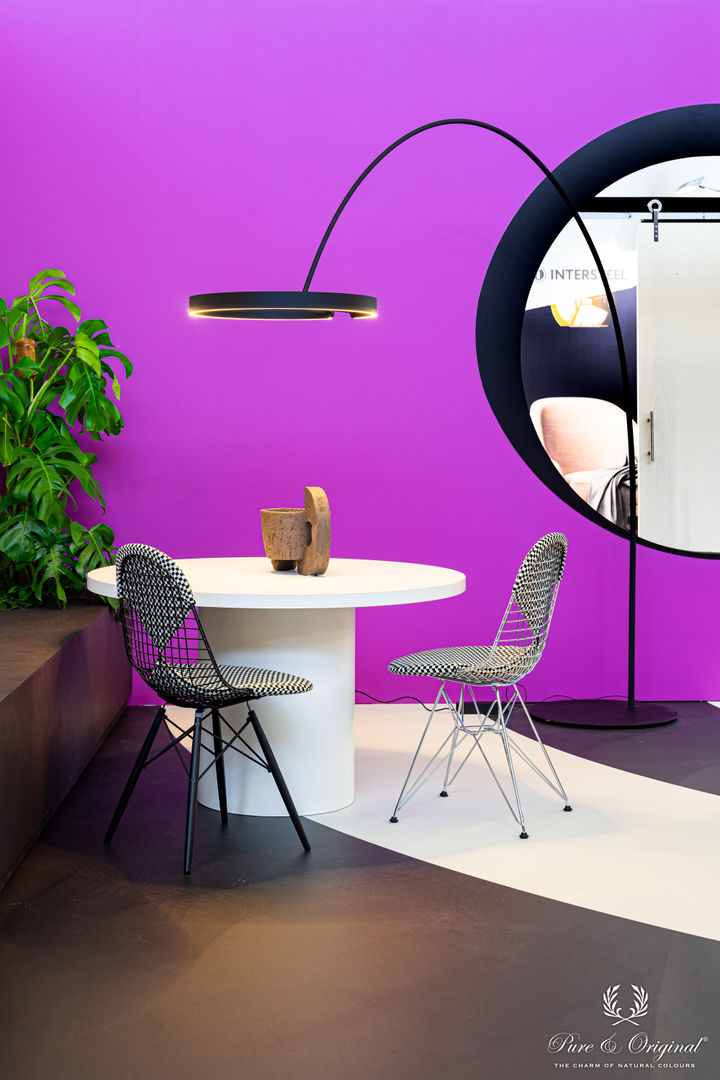 Moderne eethoek met felgekleurde muur in de kleur Allium Pure & Original Eclectische eetkamers IJzer / Staal Paars / Violet