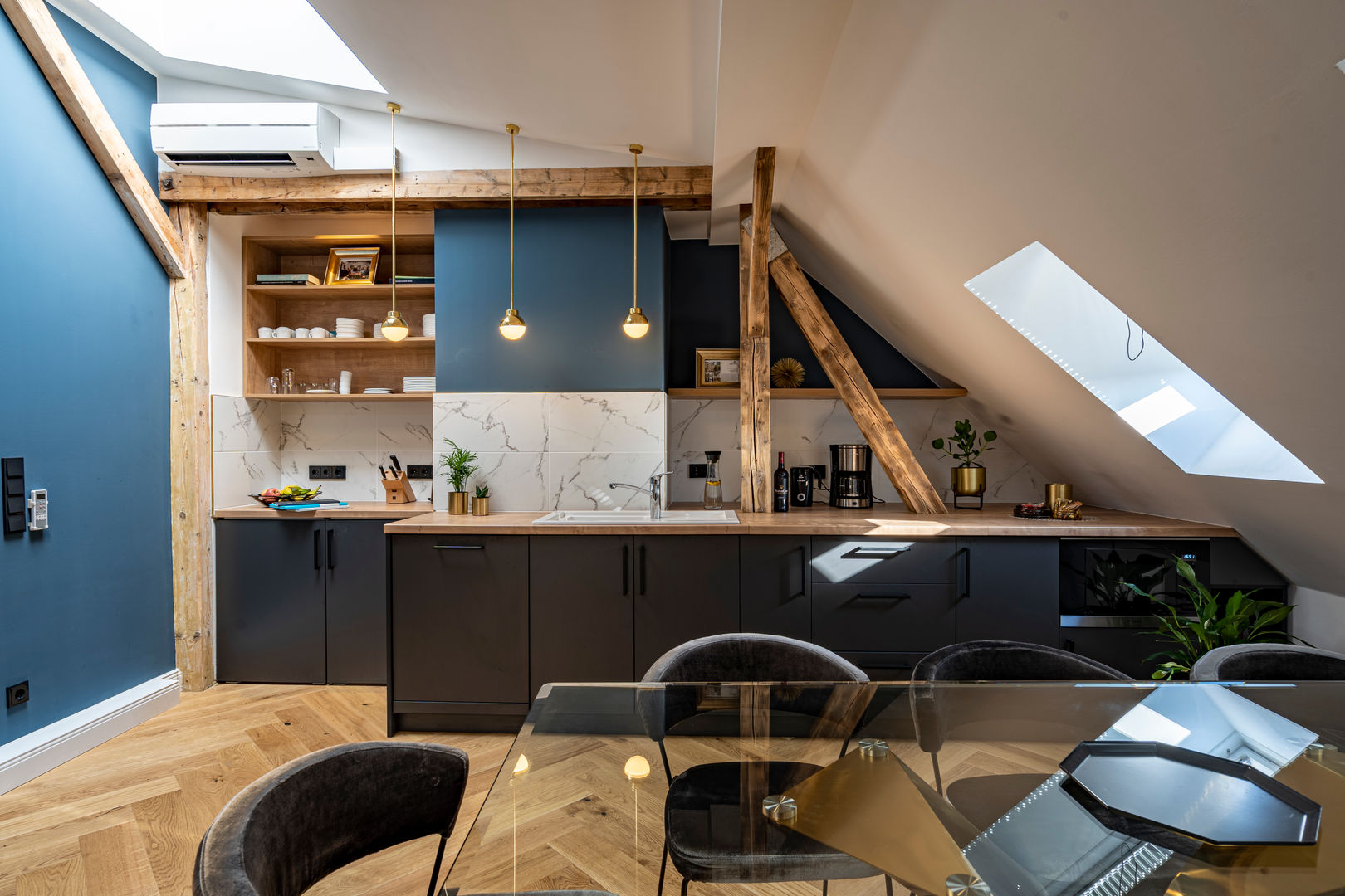A lavish new postmodern real estate office space, Ivy's Design - Interior Designer aus Berlin Ivy's Design - Interior Designer aus Berlin Cucina attrezzata Legno Effetto legno
