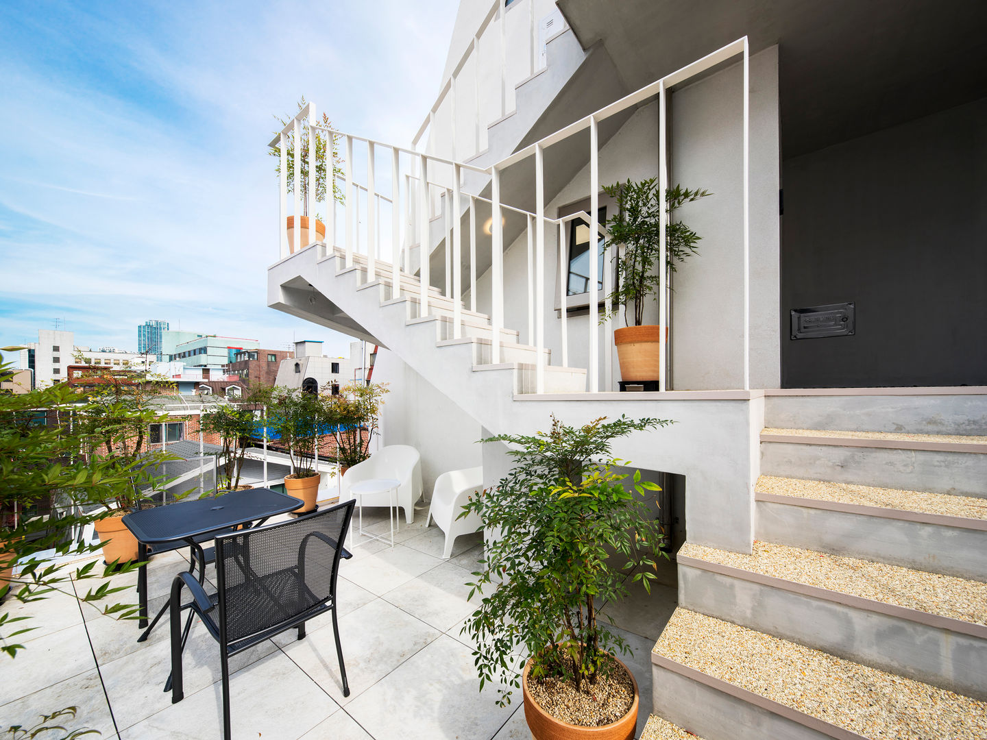 양재천 소슬집 素璱集 stay_soar, 수상건축 수상건축 Modern style balcony, porch & terrace Concrete