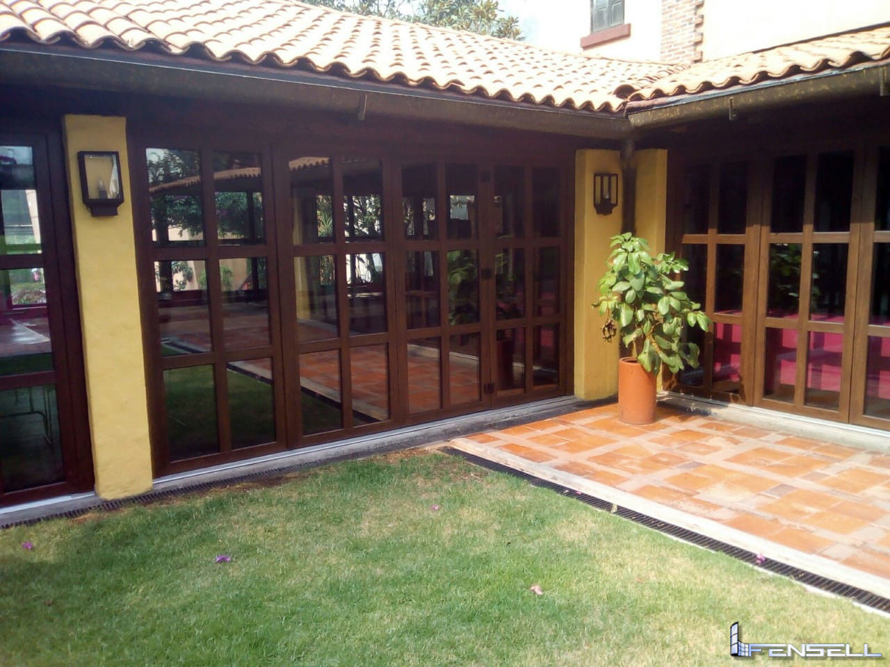 Proyecto Merck, FENSELL FENSELL Colonial style window and door Plastic Windows