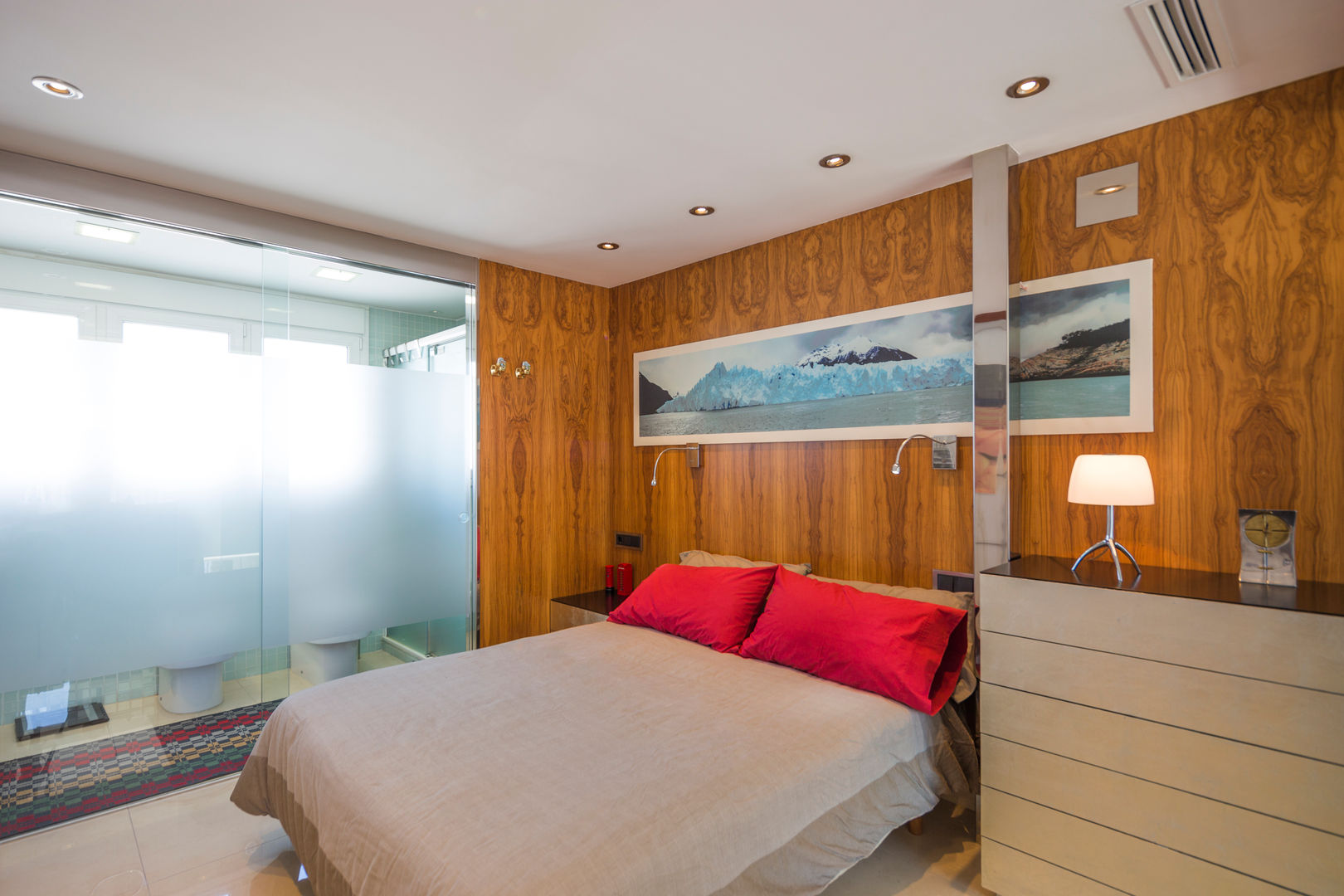Dormitorio panelado en madera. Barreres del Mundo Architects. Arquitectos e interioristas en Valencia. Dormitorios pequeños Madera Acabado en madera
