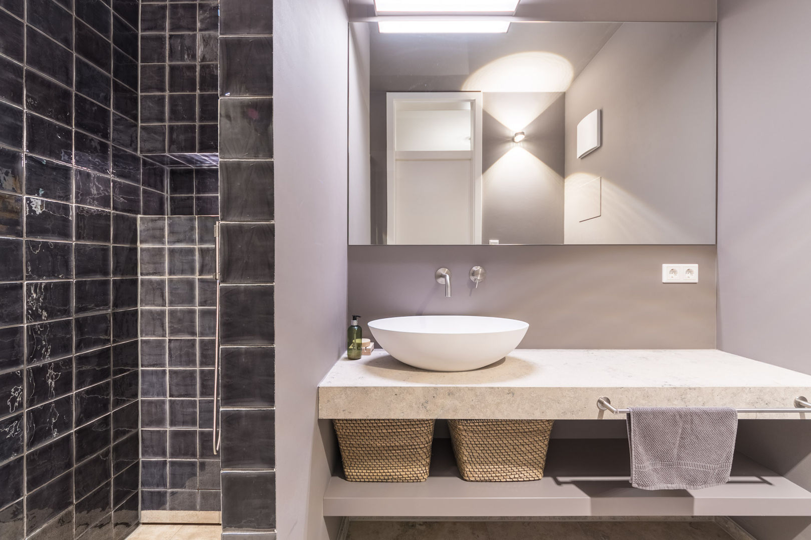 Dark Mood Sloe Vivante Moderne Badezimmer bathroom