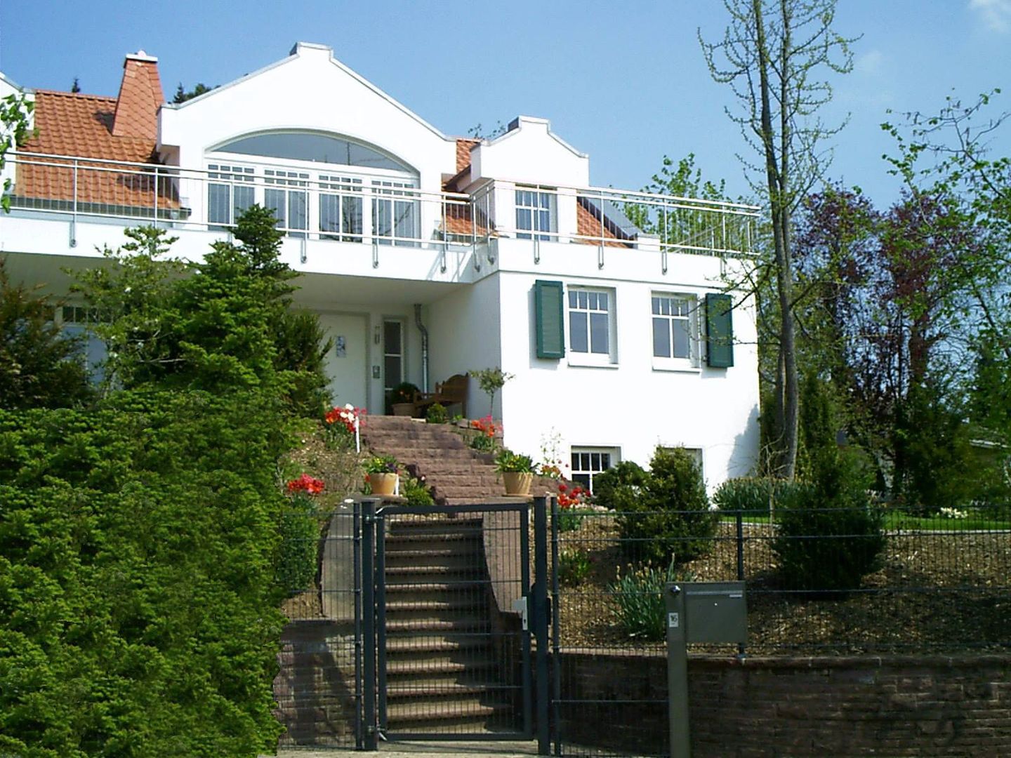 Eingangsbereich Menschen und Räume GmbH Villa Pflanze,Himmel,Gebäude,Eigentum,Fenster,Tür,Treppe,Leuchte,Haus,Baum