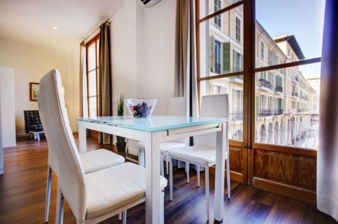 REFORMA DE APARTAMENTO EN CASCO ANTIGUO DE PALMA DE MALLORCA, FOCUS Arquitectura FOCUS Arquitectura Minimalist dining room Wood Wood effect