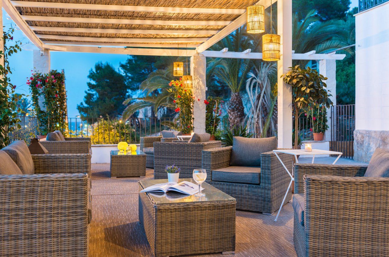Reforma Hotel Cala San Vicente. Lounge bar FOCUS Arquitectura Balcones y terrazas de estilo escandinavo