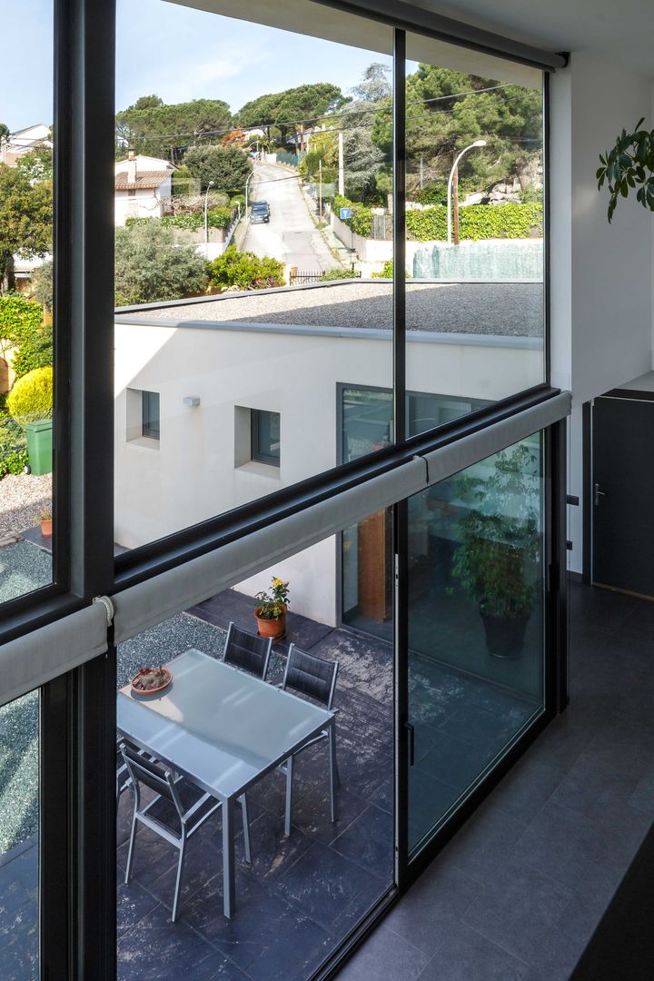 Ventanal impresionante desde el interior. Esteve Arquitectes Puertas y ventanas modernas Aluminio/Cinc