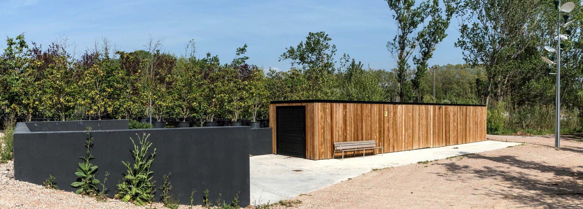 Vista exterior caseta de campo. Esteve Arquitectes Casitas de jardín Madera maciza Multicolor