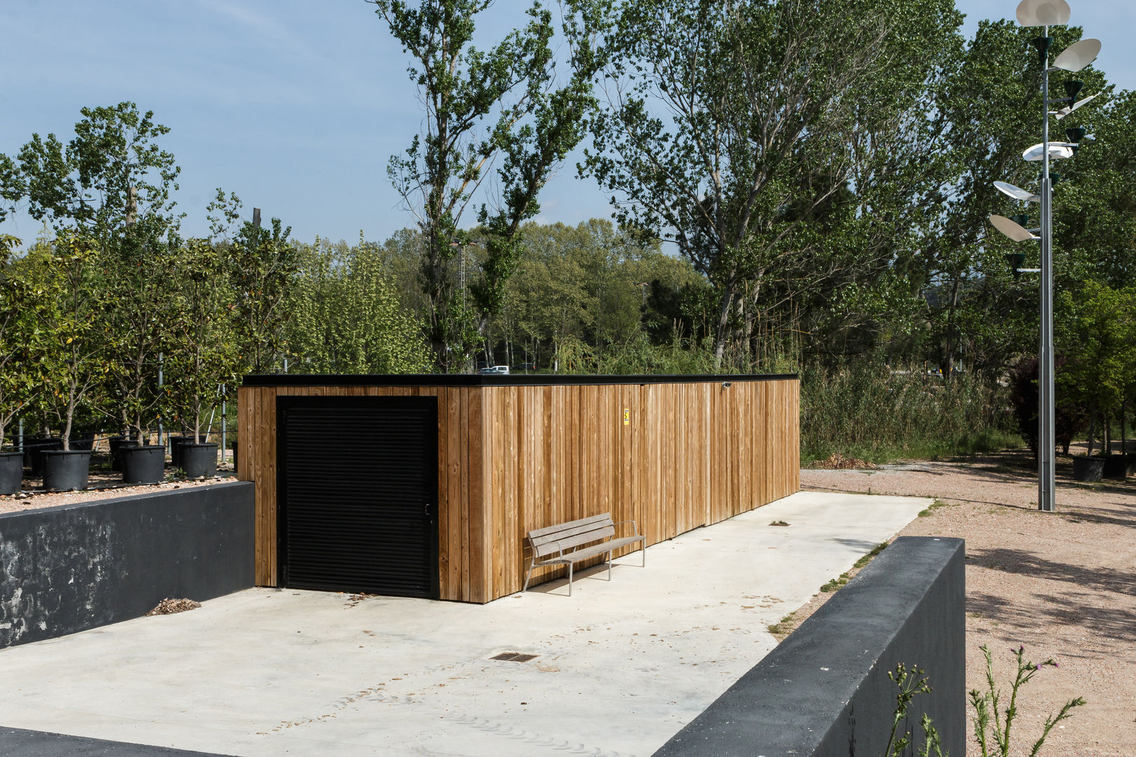 Caseta de campo de estilo nórdico minimalista para Santa&Cole, Esteve Arquitectes Esteve Arquitectes Gartenhaus Massivholz Mehrfarbig