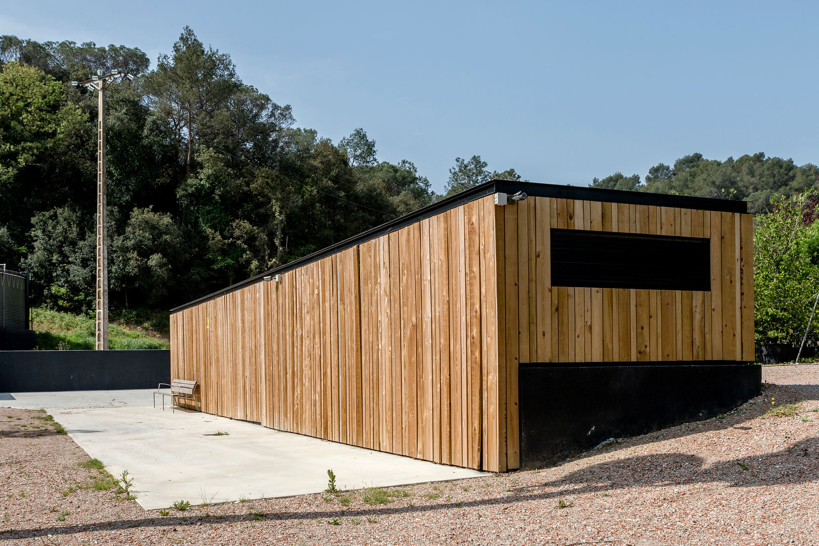 Caseta de campo de estilo nórdico minimalista para Santa&Cole, Esteve Arquitectes Esteve Arquitectes Nhà vườn Than củi Multicolored