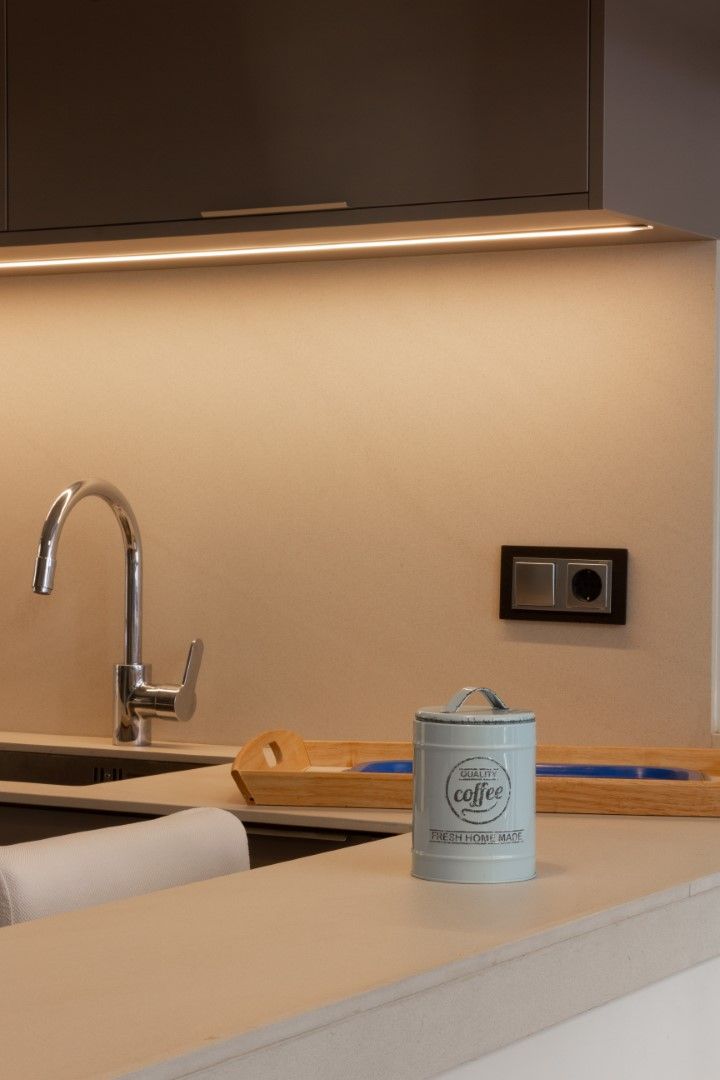 Detalle luz oculta cocina CREAPROJECTS. Interior design. Cocinas de estilo ecléctico
