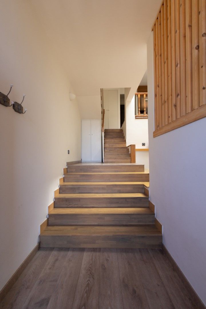 Reforma de vivienda unifamiliar de 3 plantas en Sant Just (Barcelona), CREAPROJECTS. Interior design. CREAPROJECTS. Interior design. Stairs Solid Wood Multicolored