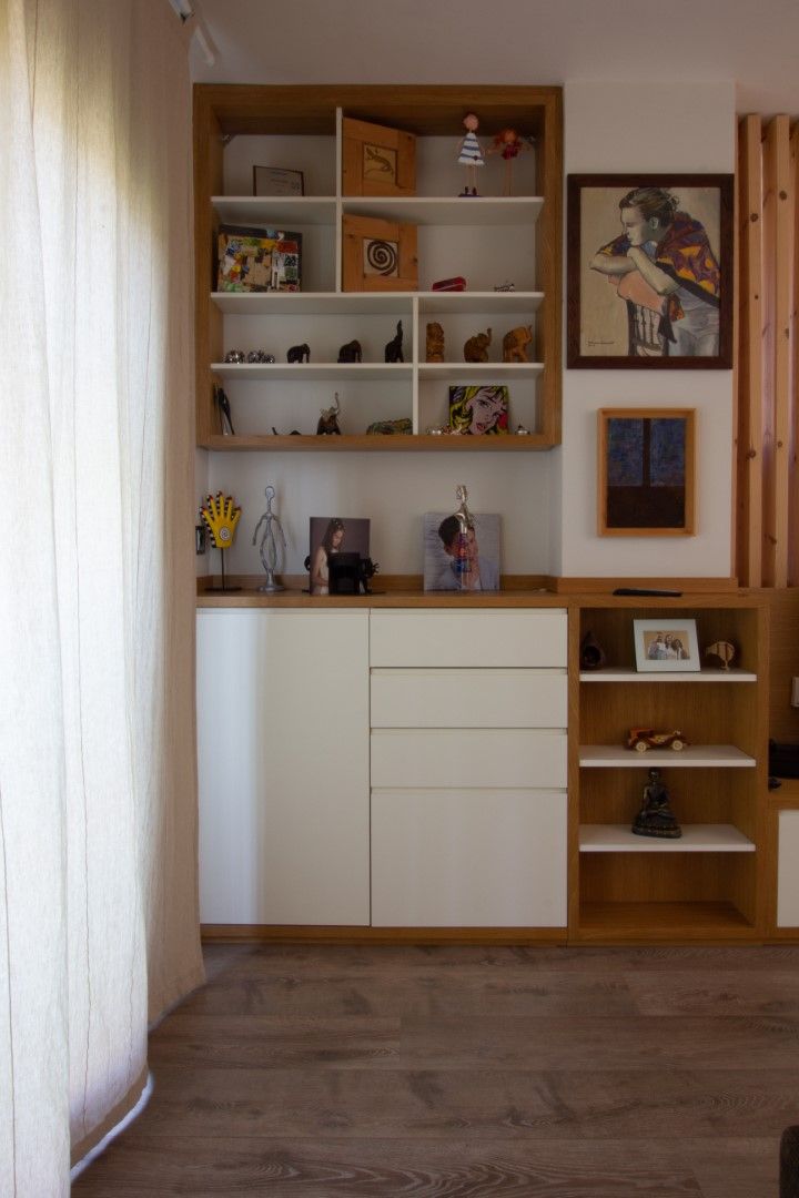 Reforma de vivienda unifamiliar de 3 plantas en Sant Just (Barcelona), CREAPROJECTS. Interior design. CREAPROJECTS. Interior design. Eclectic style living room Cupboards & sideboards