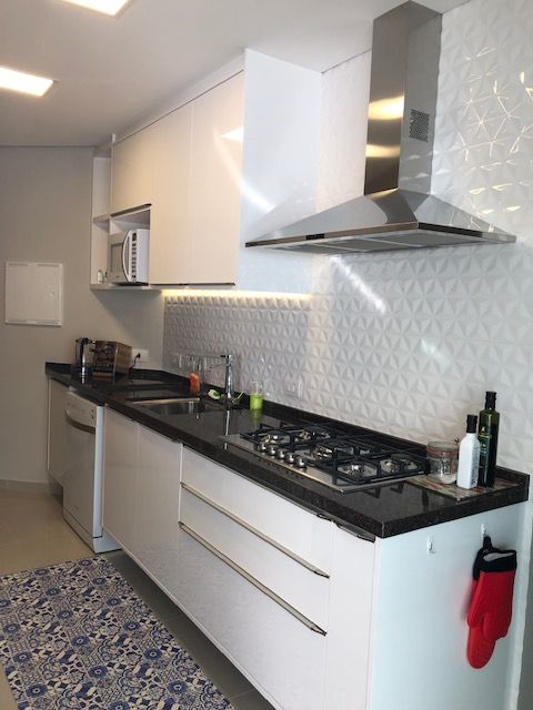 Apartamento moderno em tons neutros, NEUSA MORO NEUSA MORO Scandinavische keukens