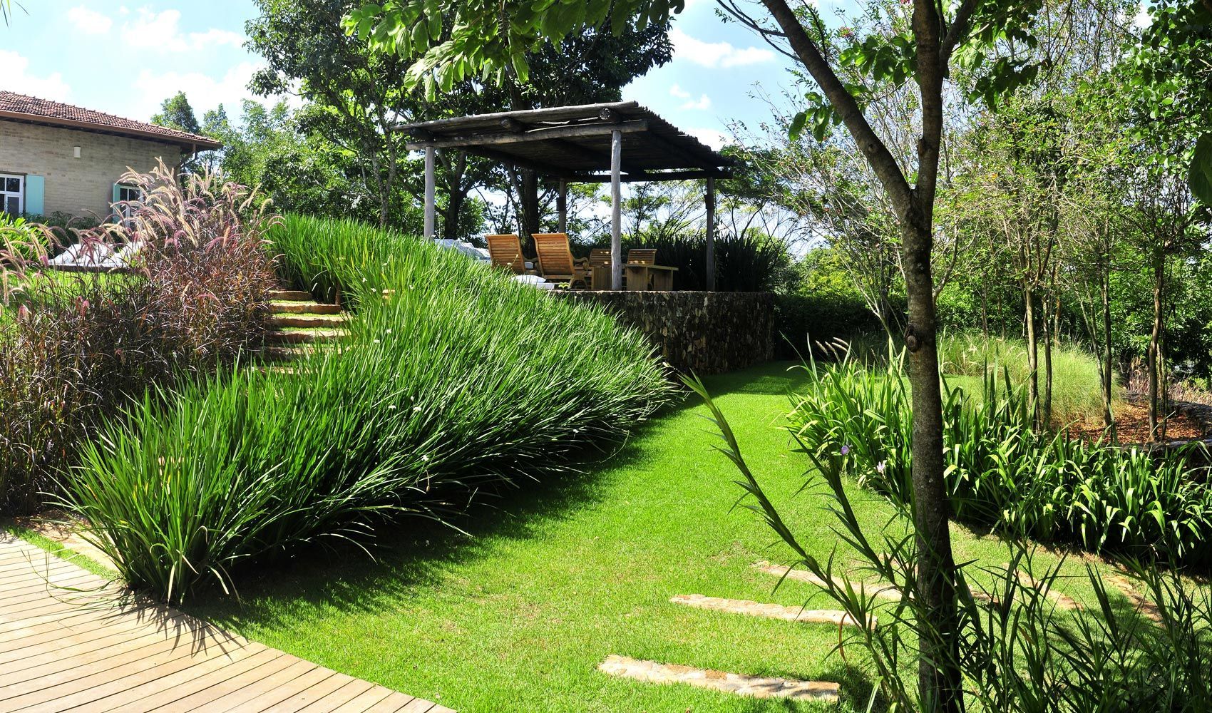 JARDINERIA AL COLOR VERDE, Once creativos Once creativos Classic style corridor, hallway and stairs