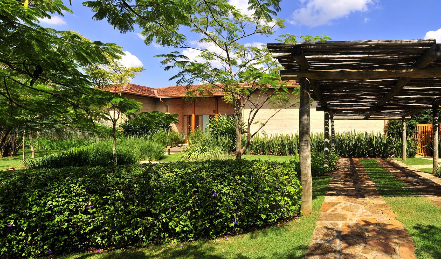 JARDINERIA AL COLOR VERDE, Once creativos Once creativos Classic corridor, hallway & stairs