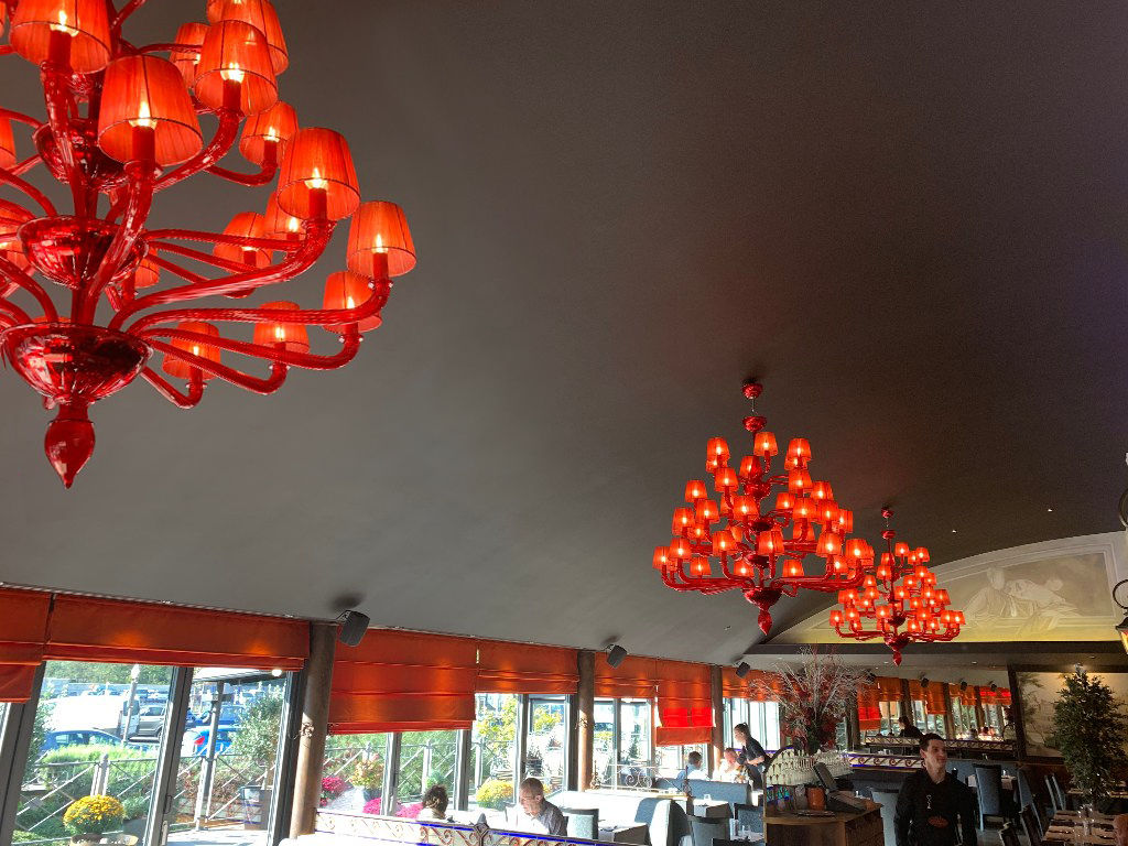 Restaurant, Belgium, with Coco MULTIFORME® lighting Ruang Makan Klasik