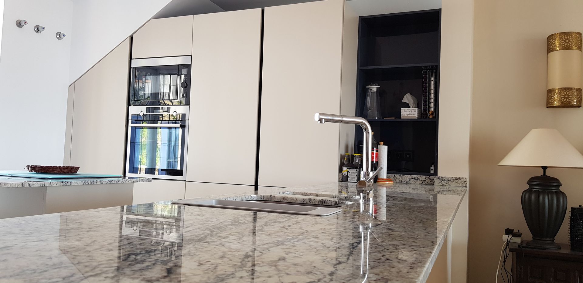 Instalacion de cocina lacada en casa adosada ubicada en Sotogrande, Decodan - Estudio de cocinas y armarios en Estepona y Marbella Decodan - Estudio de cocinas y armarios en Estepona y Marbella Modern Kitchen Bench tops