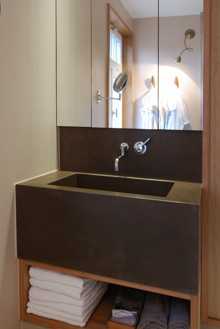 Betonwaschbecken Globulo, material raum form material raum form Modern style bathrooms Concrete Sinks