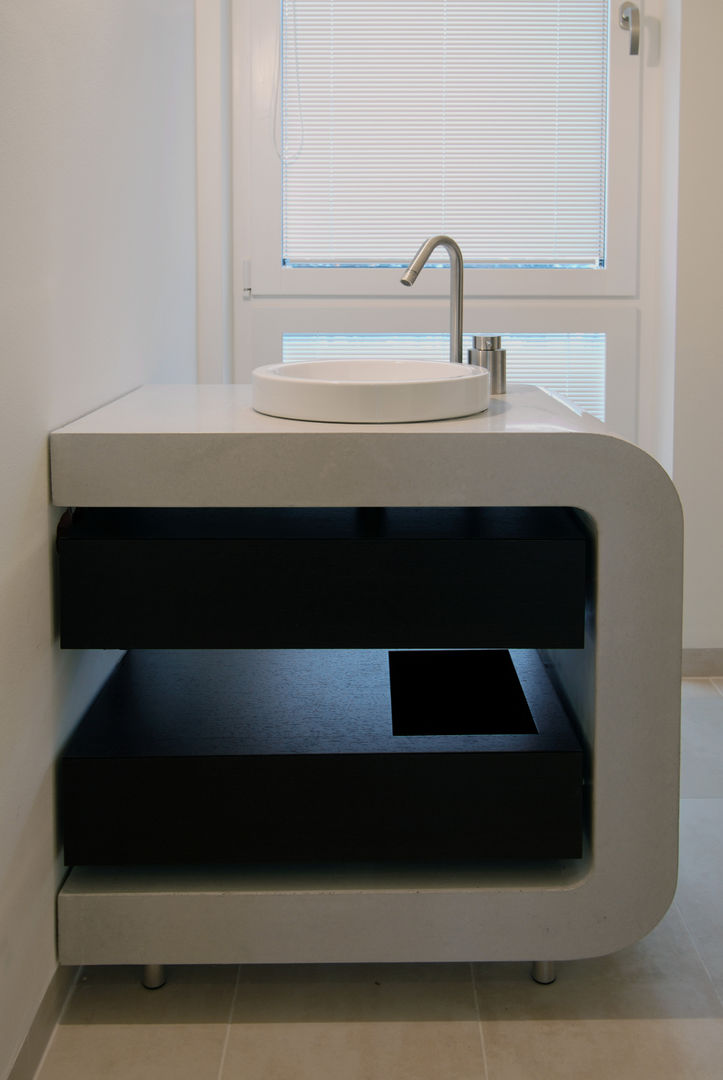 Betonwaschtisch Arqueé, material raum form material raum form 現代浴室設計點子、靈感&圖片 水泥 書櫃
