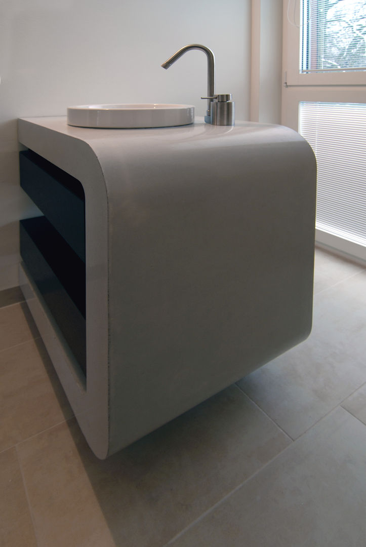 Betonwaschtisch Arqueé, material raum form material raum form Modern bathroom کنکریٹ Shelves
