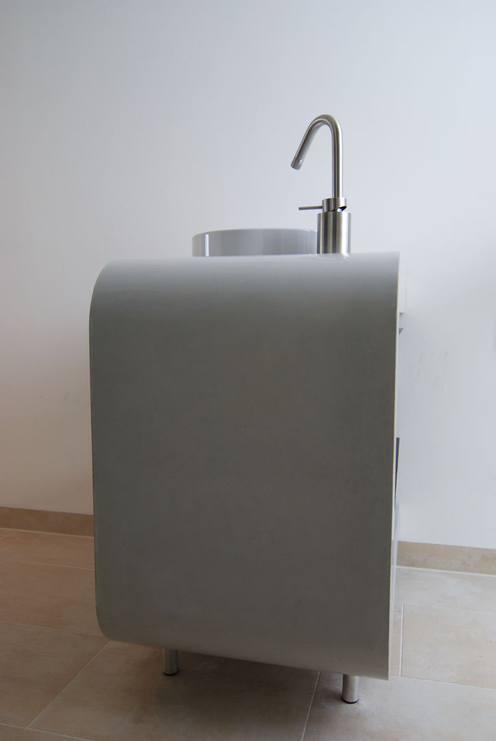 Betonwaschtisch Arqueé, material raum form material raum form Salle de bain moderne Béton Etagères
