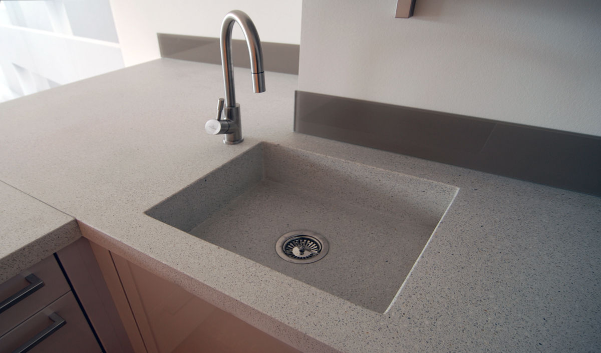 Terrazzoarbeitsplatte Aggregata, material raum form material raum form Modern kitchen Concrete Sinks & taps