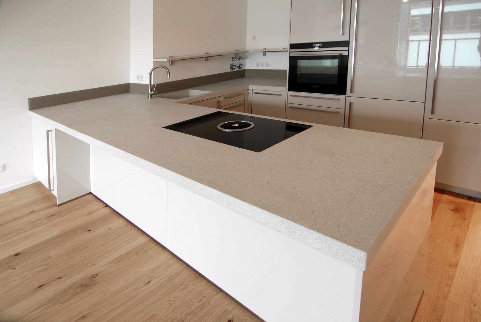 Terrazzoarbeitsplatte Aggregata, material raum form material raum form Modern kitchen Concrete Bench tops