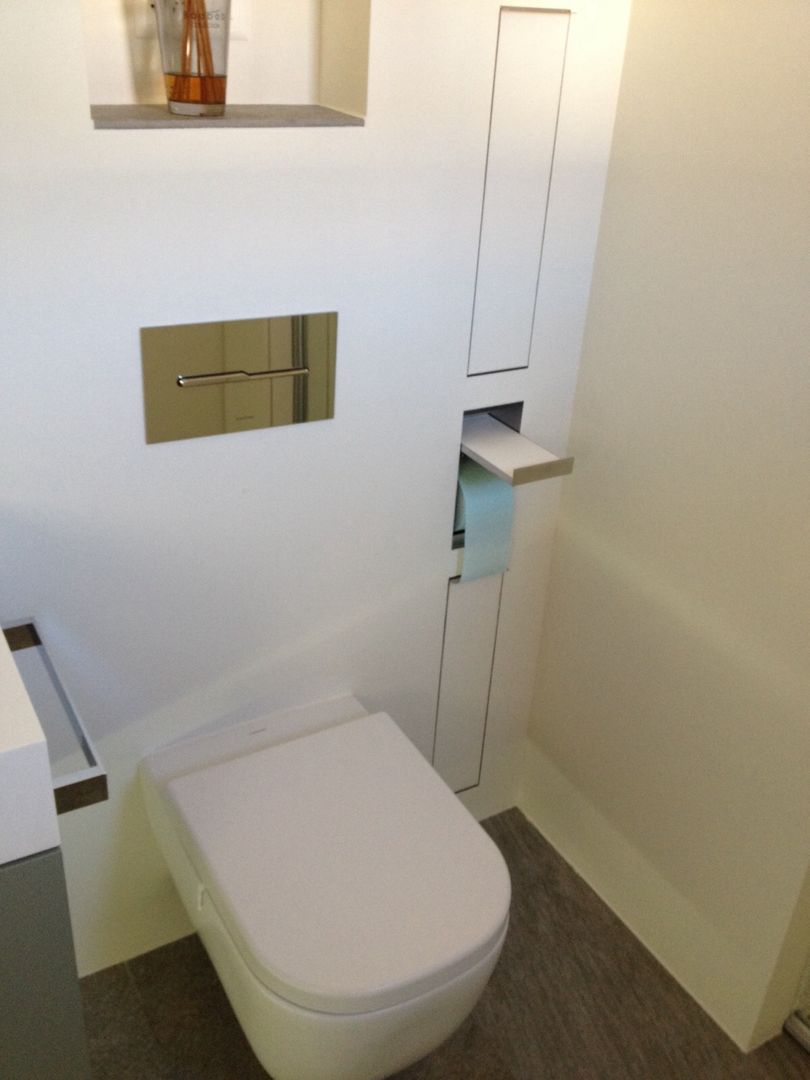 Come trasformare un bagno in un ambiente che contibuisce ad aumentare il valore dell'appartamento. , CLARE studio di architettura CLARE studio di architettura Modern bathroom