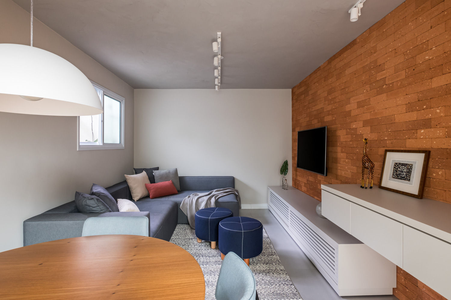 SALA MULTIFUNCIONAL MODERNA E ACONCHEGANTE, Mirá Arquitetura Mirá Arquitetura Moderne woonkamers Stenen