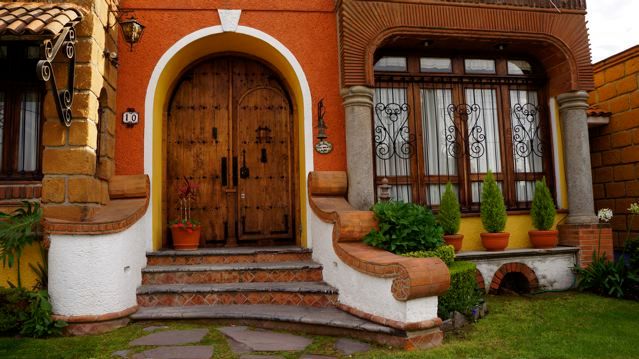 Fachada. cúpe Casas de estilo colonial