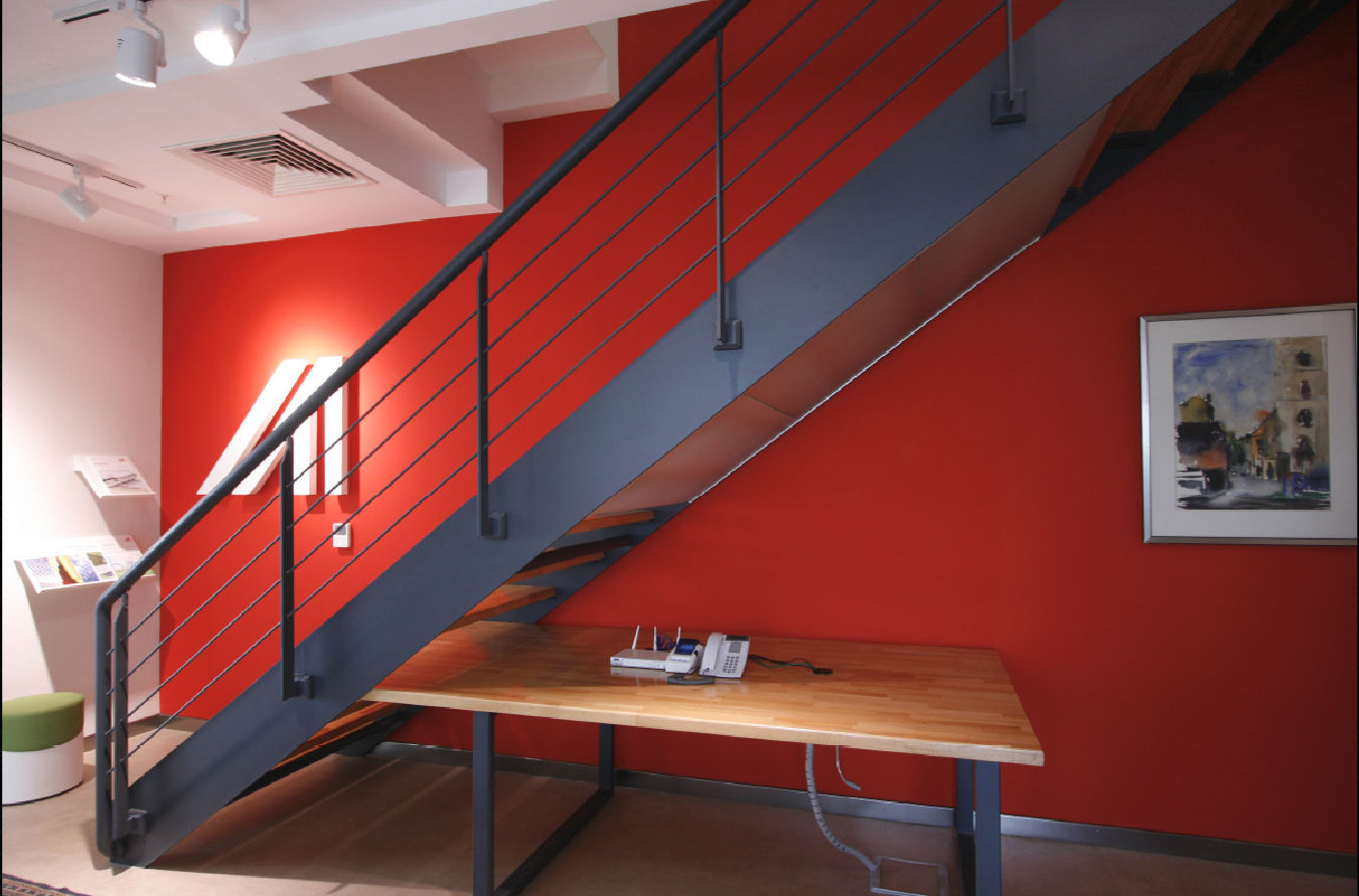 Merdiven Basamağından Masa EG Tasarım Danışmanlık AŞ Merdivenler Demir/Çelik Avusturya, Logo, Kırmızı, Merdiven, Ahşap, Masa, çelik, ofis, tasarım, inşaat,Merdivenler