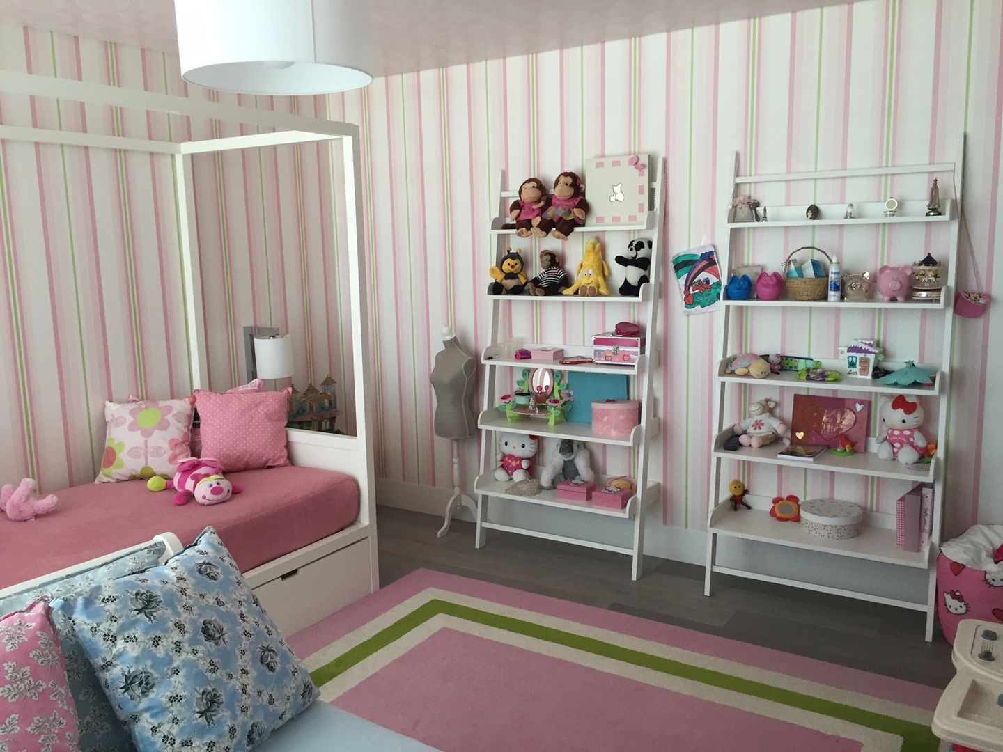 Quarto rosa, verde e azul Margarida Bugarim Interiores Quartos de rapariga quarto,decoração,quartorapariga,tapete,cama,rosa,verde,