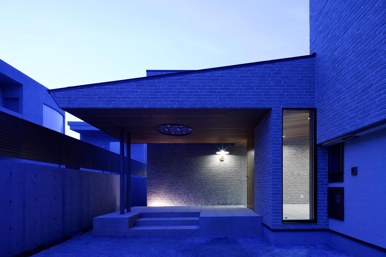 House in Okayama, イクスデザイン / iks design イクスデザイン / iks design ห้องโถงทางเดินและบันไดสมัยใหม่ กระเบื้อง