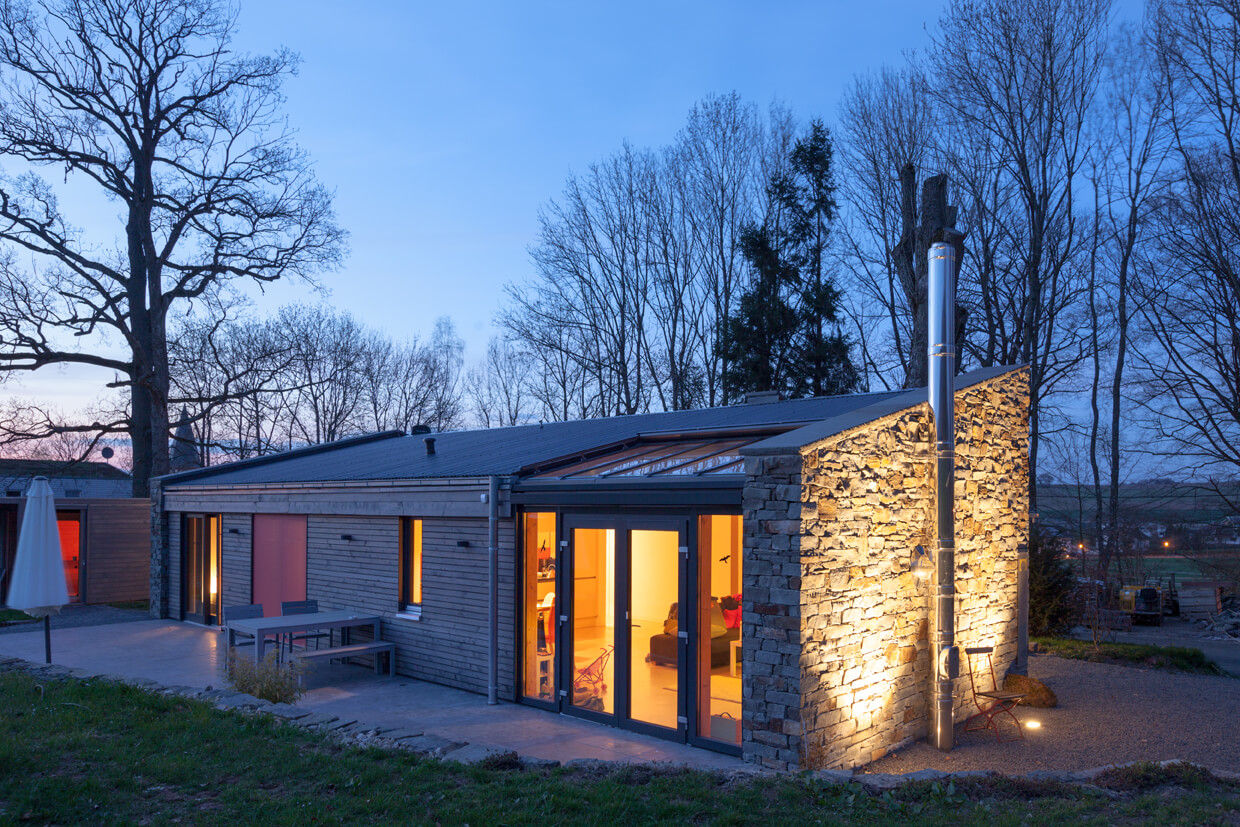 Fassadengestaltung und Außenbeleuchtung mit Bodeneinbaustrahlern plan.b lichtplanung Bungalow Holz Licht für Neubau, Fassadengestaltung, Außenbeleuchtung, Lichtplanung, Lichtdesign, Lighting design, Lichtberatung